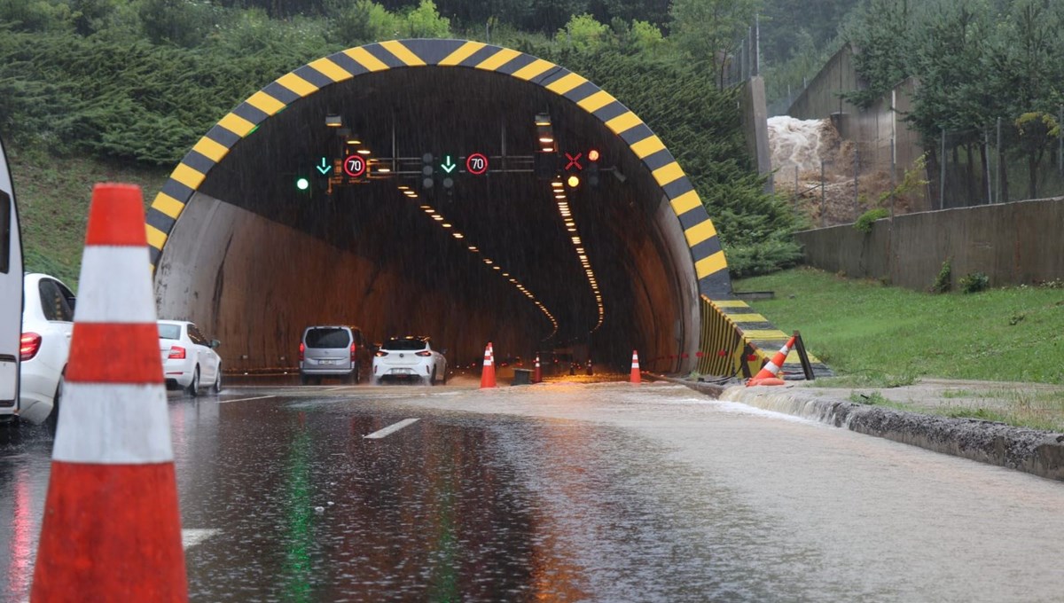 Bolu'da su baskını Düzce'de heyelan | TEM İstanbul yönü ulaşıma kapandı