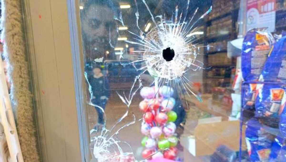 Esenyurt'ta markete silahlı saldırı: Çok sayıda kurşun isabet etti