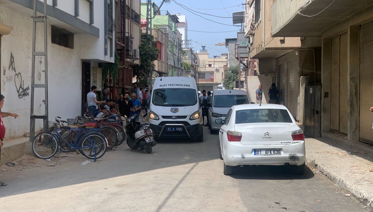 Adana'da motosikletli şüpheliler sokakta rastgele ateş açtı