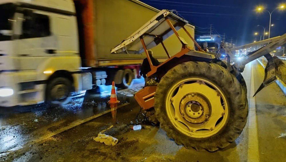 Afyonkarahisar'da feci kaza | Traktör ikiye bölündü: 5 yaralı