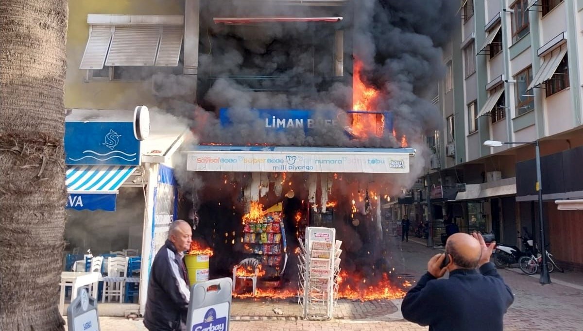 Balıkesir'de korkutan yangın: Büfede çıktı, bitişikteki binaya da sıçradı