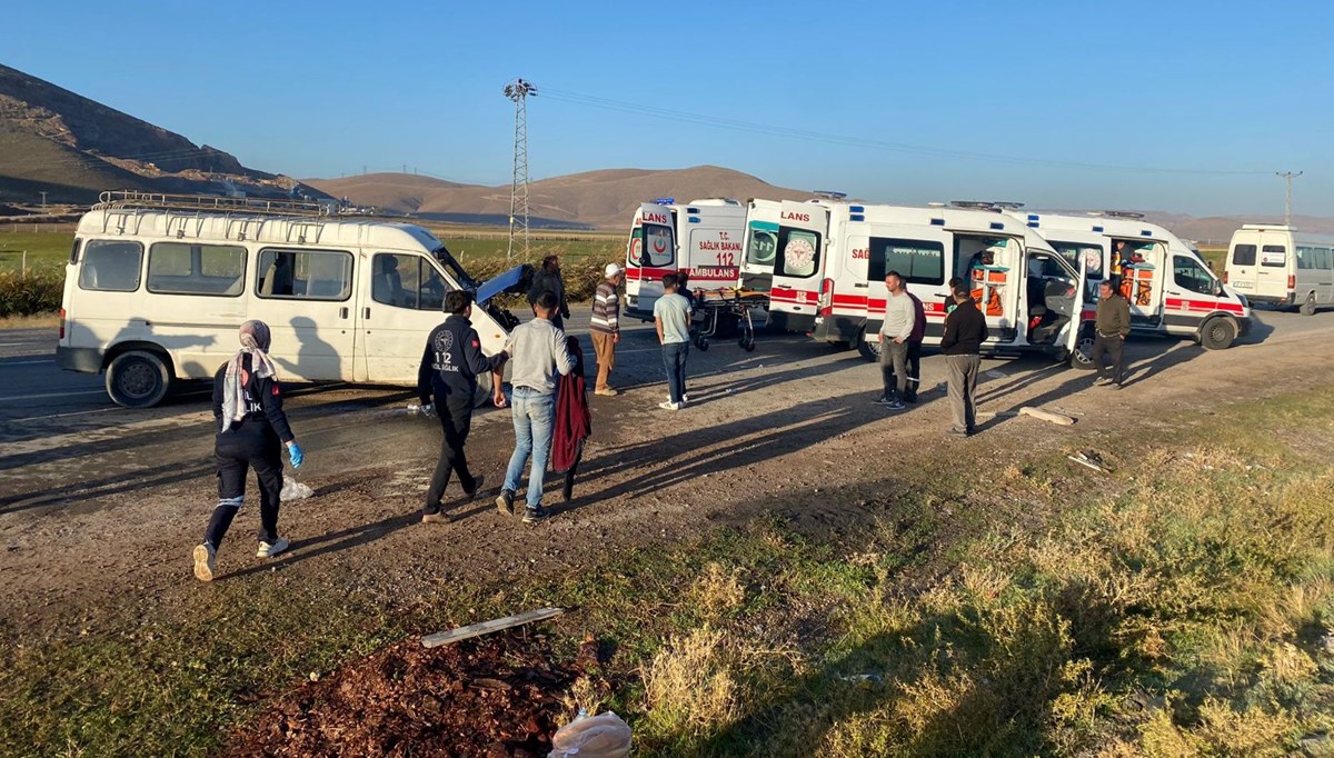 İşçileri taşıyan minibüs ile yakıt tankeri çarpıştı: 15 yaralı
