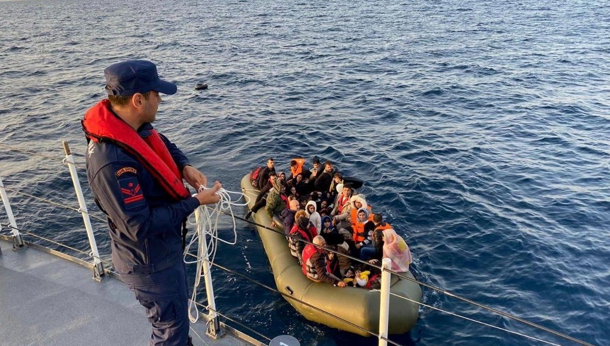 Lastik bottaki 44 kaçak göçmen kurtarıldı